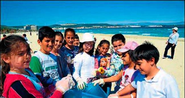 Çeşme’de gençler, Ilıca Plajı için kolları sıvadı