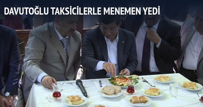 Davutoğlu, taksicilerle menemen yedi