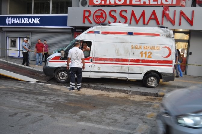 İzmir’de Ambulans Otomobille Çarpıştı: 6 Yaralı