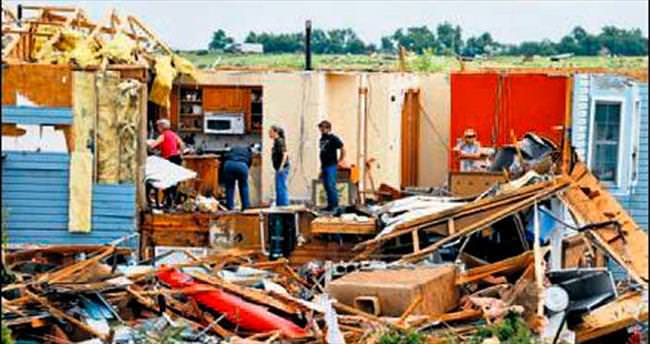 Kasırga onlarca evi yıktı geçti