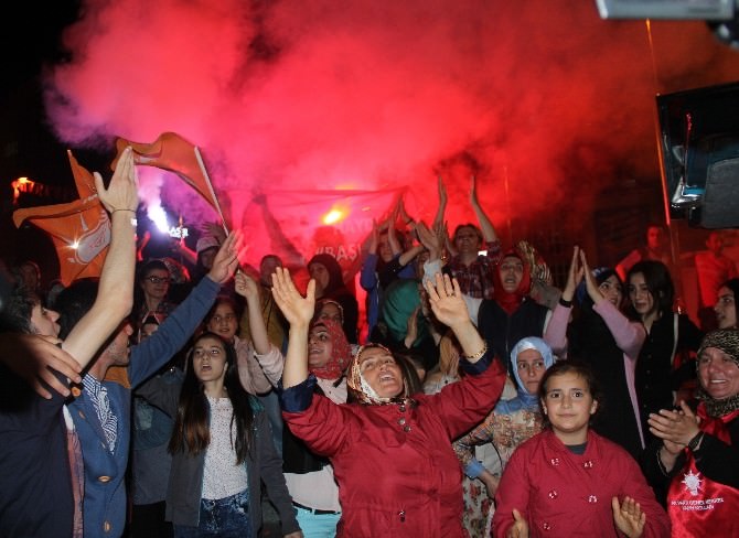 AK Parti’den Rize’de Zafer Kutlaması
