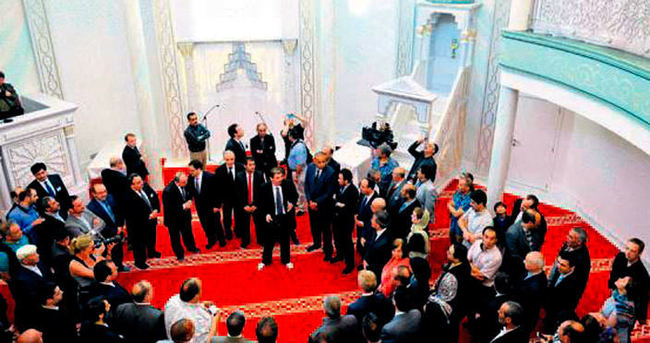 Brüksel’deki Türk eseri cami açıldı