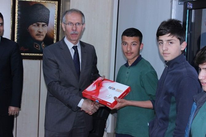 Yozgat’ta Fatih Projesiyle 4 Bin 57 Öğrenciye Tablet Bilgisayar Dağıtıldı