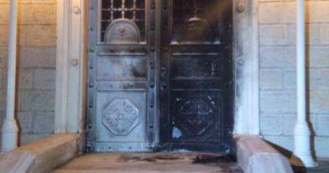Kadıköy’de, kilisenin kapısı ateşe verildi