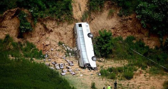Çin’de otobüs uçuruma yuvarlandı: 11 ölü