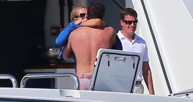 Paris Hilton, milyoner sevgilisi ile öpüşürken yakalandı