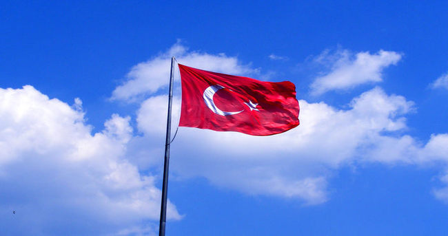 Türk bayrağını indiren hainler serbest