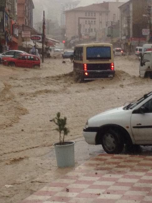 Sağanak Yağış Sonrası Ankara’da Araçlar Suya Kapıldı