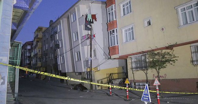 İstanbul’da 5 katlı bina yan yattı