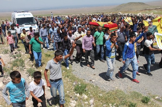 Kobani’de Öldürülen YPG’li Kurtay Iğdır’da Toprağa Verildi