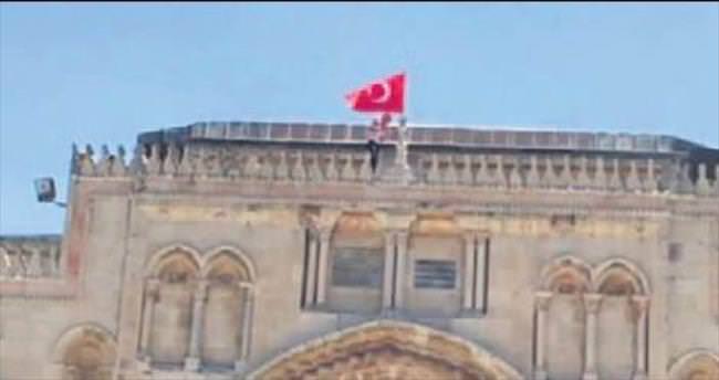 Mescid-i Aksa’ya Türk bayrağı astılar