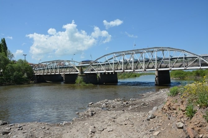 Tarihi Köprü Üzerindeki Ana Su Şebeke Hattın Değiştirildi