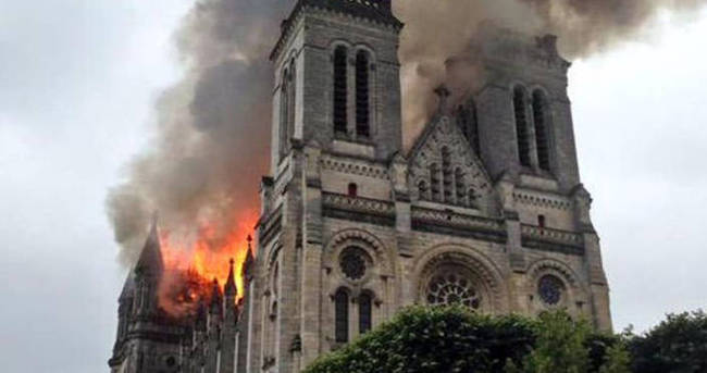 Fransa’daki Aziz Donatien Bazilikası’nda korkutan yangın