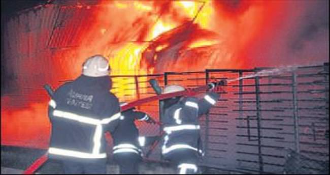 Adana’da yangın fabrikayı kül etti
