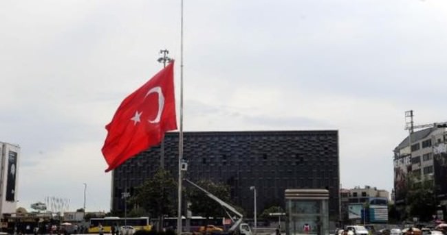 Taksim’de bayrak yarıya indirildi