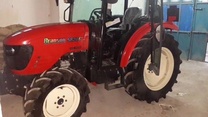İki Hayırsever, Akçakoca Belediyesi’ne Traktör Bağışladı