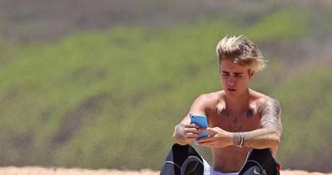 Justin Bieber gün boyu selfie çekiyor