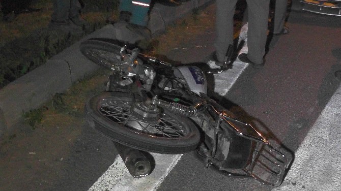 Otomobille Motosiklet Çarpıştı: 1 Yaralı