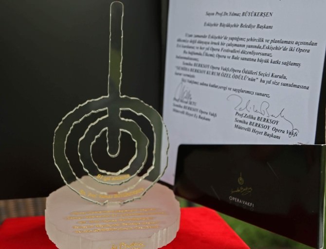 Büyükerşen ‘Semiha Berksoy Özel Ödülünü’ Aldı