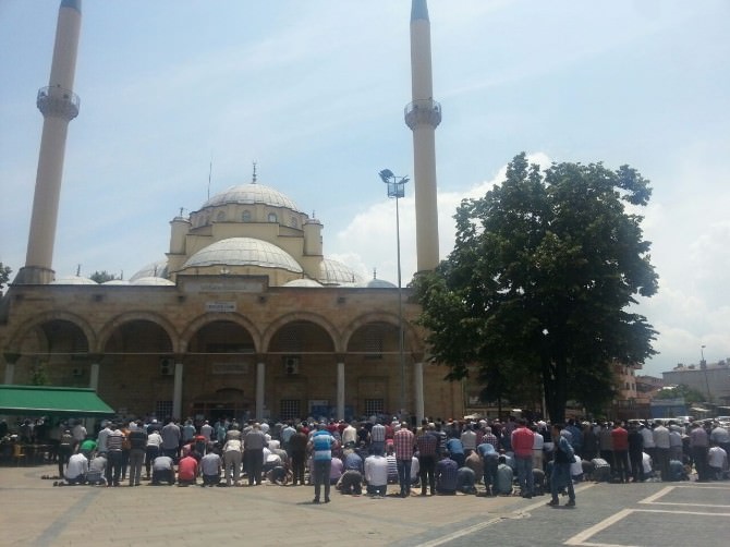 Düzce’de Ramazan Ayının İlk Cumasında Camiler Doldu Taştı