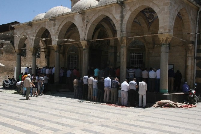Ramazanın İlk Cuma Namazında, Cemaat Camilere Sığmadı