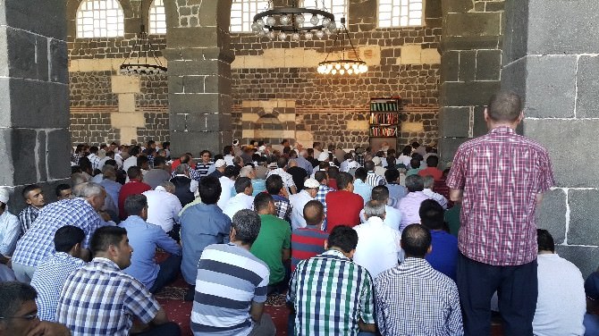 Diyarbakır’da Vatandaşlar Camilere Akın Etti