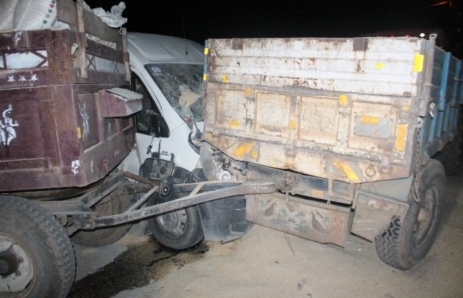 Elazığ’da Minibüs İle Traktör Çarpıştı: 4 Yaralı