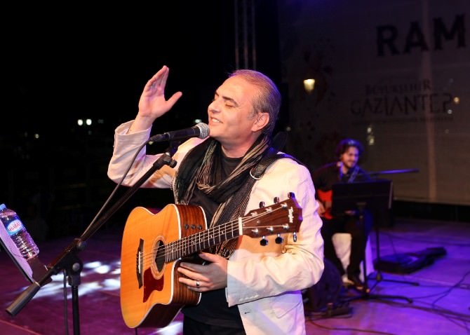 Sanatçı Aykut Kuşkaya Gaziantep’te Konser Verdi