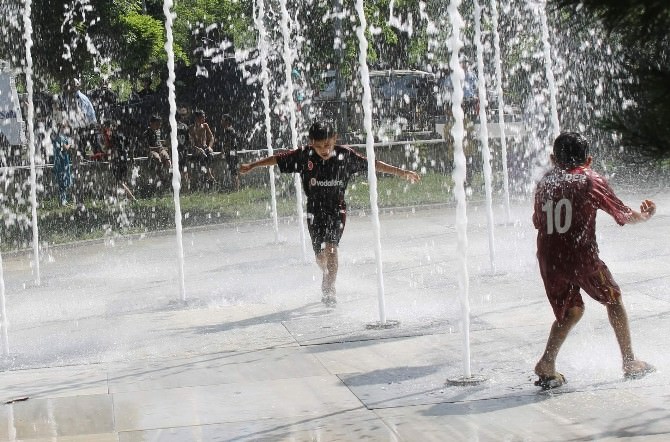 Sıcaklardan Bunalan Çocuklar Atatürk Anıtı’ndaki Süs Havuzuna Akın Etti