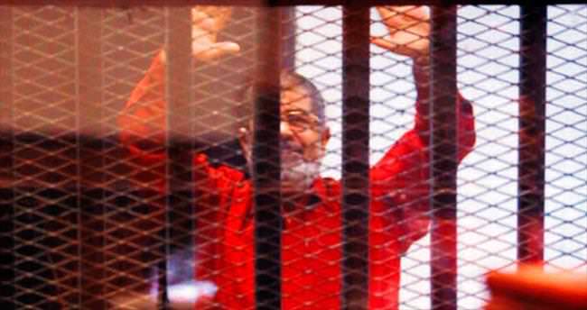 Mursi idam kıyafetiyle