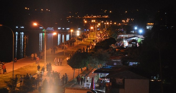 Bitlisliler İftardan Sonra Tatvan’da Ki Van Gölü Sahiline Akın Ediyor