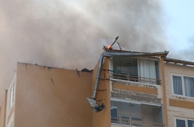 10 Katlı Binada Çıkan Yangın Korkuttu