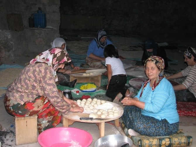 Erzurumlu Kadınlardan Ramazan’da Erişte, Börek Hazırlığı Erzurum