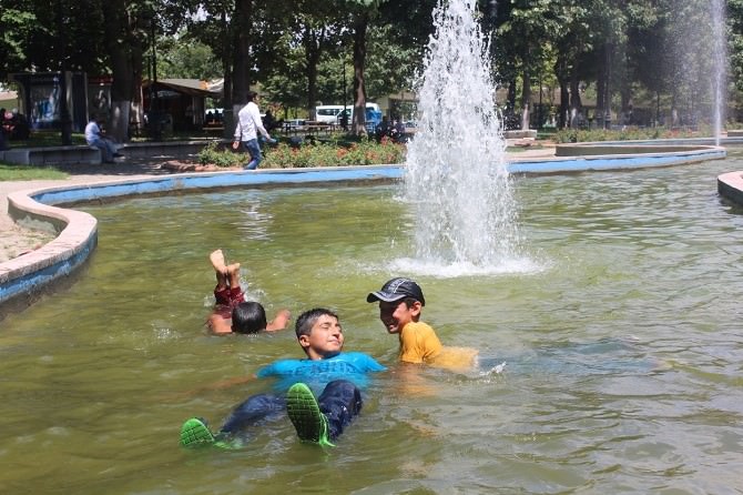 Sıcak Havadan Bunalan Çocuklar Süs Havuzuna Girdi