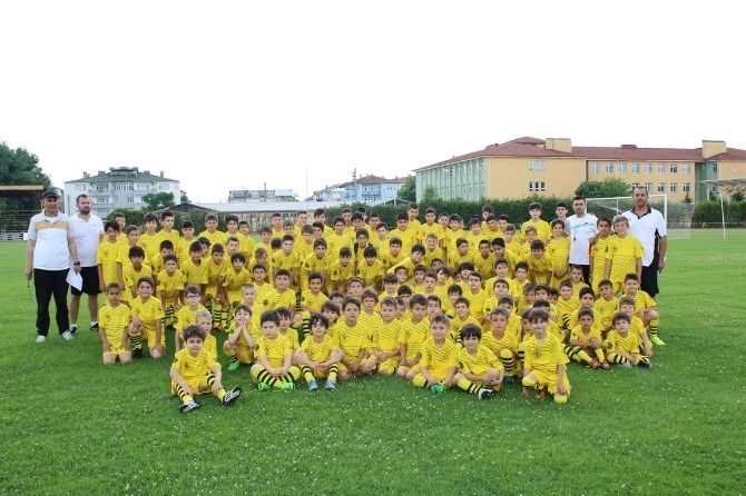 Serdivan Yaz Spor Okulları’nda Genç Yetenekler Yeşil Sahaya İndi