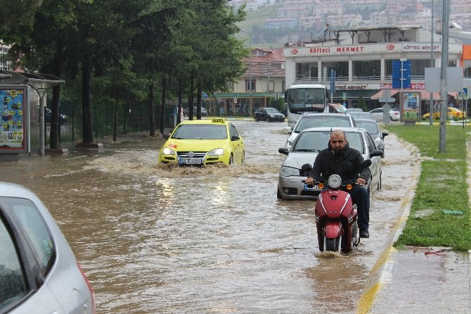 Serdivan’da Yollar Sular Altında Kaldı
