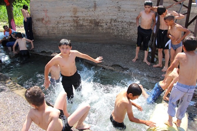 Sıcaktan Bunalan Çocuklar Su Kanalına Akın Etti