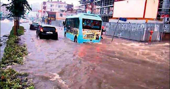 İstanbul’da yağmur hayatı felç etti