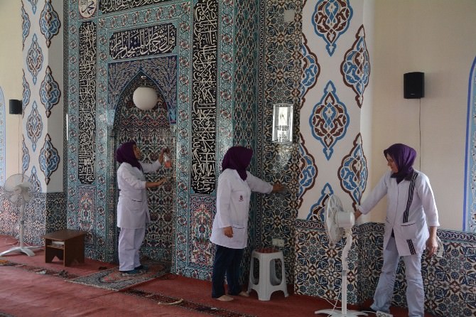 Şehzadeler Belediyesinden Camilere Temizlik Desteği