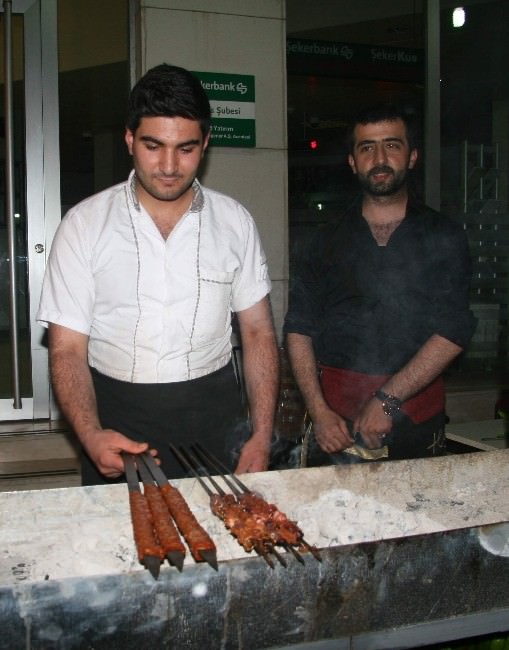 Vatandaşlar, Ramazanda Sakatat Kebabına Yoğun İlgi Gösteriyor