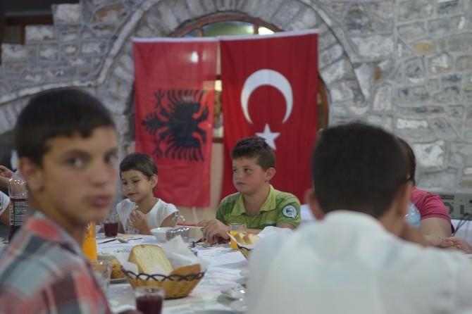 Türkiye Diyanet Vakfı Arnavutluk’ta İyilik Sofrası Kurdu