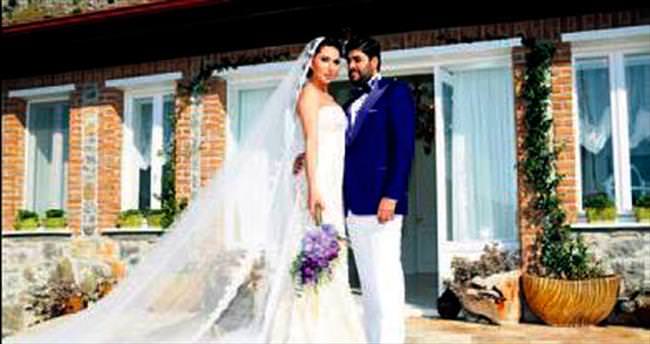Şarkıcı Ebru Yaşar Marmaris’te evlendi