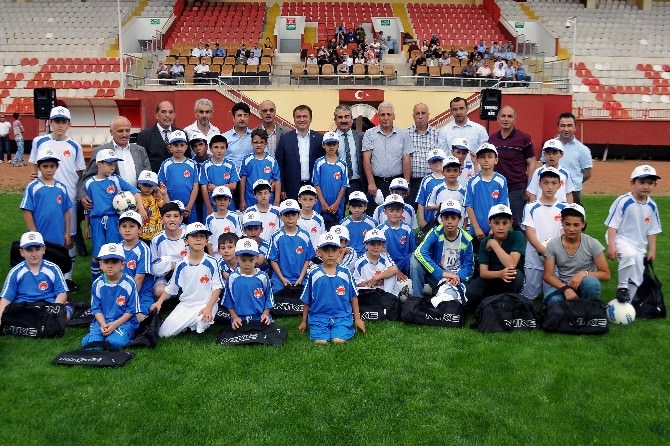 Gümüşhane Belediyesi ‘Yaz Futbol Okulu’ Açıldı