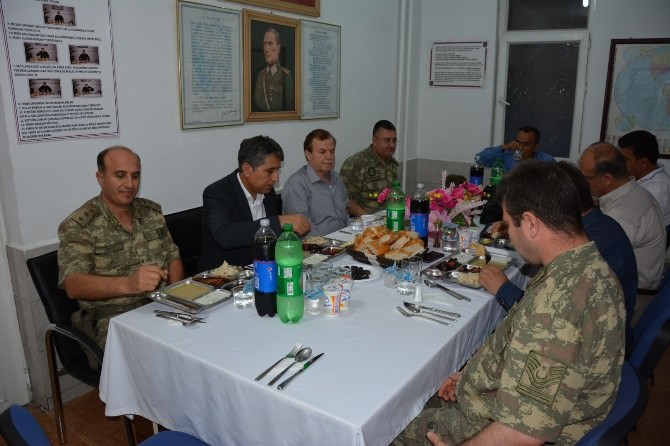 Kırıkhan’da Protokol Üyeleri Askerlerle İftar Yaptı