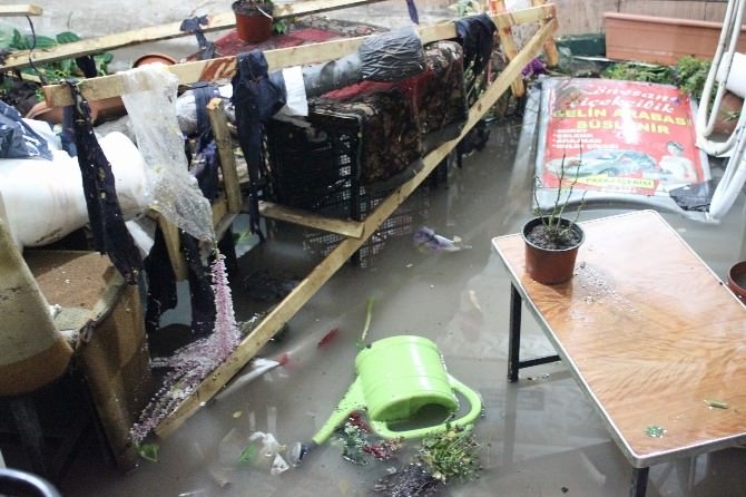 Kırşehir’de Yağış Sonrası Esnaf Yaralarını Sarıyor