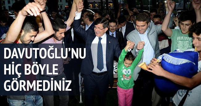 Başbakan Davutoğlu gençlerle horon oynadı