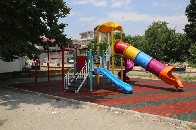 Sapanca’da Çocuk Parkları Yenileniyor