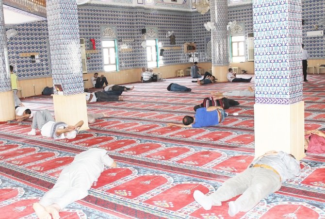 Sıcaktan Bunalan Mardinliler Camilerde Serinliyor