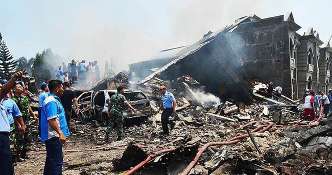 Endonezya’da uçak düştü: Ölüler var