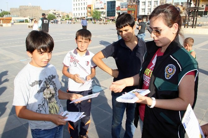 Diyarbakır Polisi Uyuşturucuya Dikkat Çekmek İçin Stant Açtı